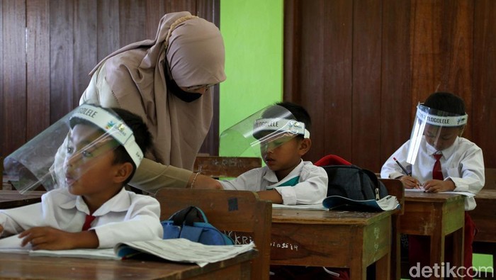 Siswa di lereng Gunung Merapi tetap belajar di sekolah meski status gunung itu kini siaga. KBM tatap muka di sekolah itu hanya dilakukan 2 hari selama 1 minggu.