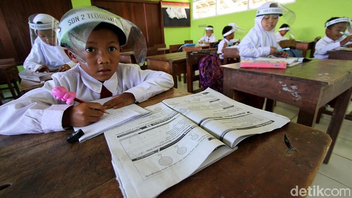 Gunung Merapi Siaga, Siswa di Tlogolele Boyolali Tetap Bersekolah Siswa di lereng Gunung Merapi tetap belajar di sekolah meski status gunung itu kini siaga. KBM tatap muka di sekolah itu hanya dilakukan 2 hari selama 1 minggu.
