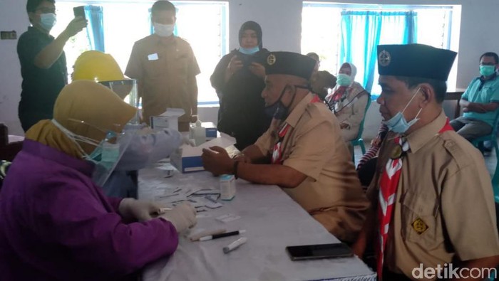 Puluhan guru SMAN 2 Situbondo menjalani rapid test. Tes massal dilakukan setelah ada salah seorang guru dinyatakan positif COVID-19.