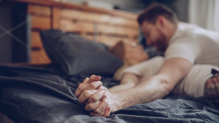 hubungan seks Couple kissing in the bedroom