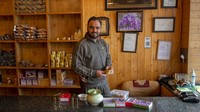 Sebagian besar safron Kashmir ditanam di Pampore, sebuah kota kecil di selatan kota Srinagar.  