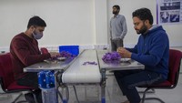Namun selama bertahun-tahun, penanamannya menghadapi masalah karena perubahan iklim, fasilitas irigasi yang buruk, dan impor saffron Iran yang lebih murah.  