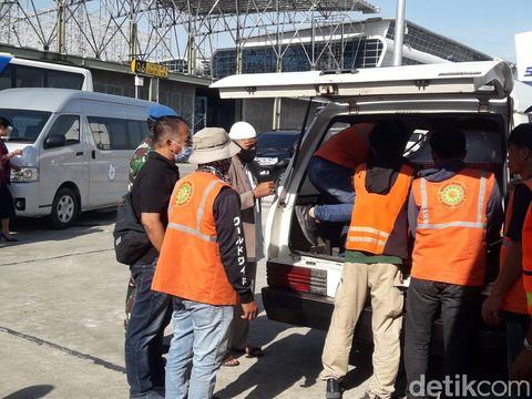 Jenazah Bupati Nduga Yairus Gwijangge tiba di Bandara Mozes Kilangin Timika langsung diterbangkan ke Nduga (Saiman/detikcom)