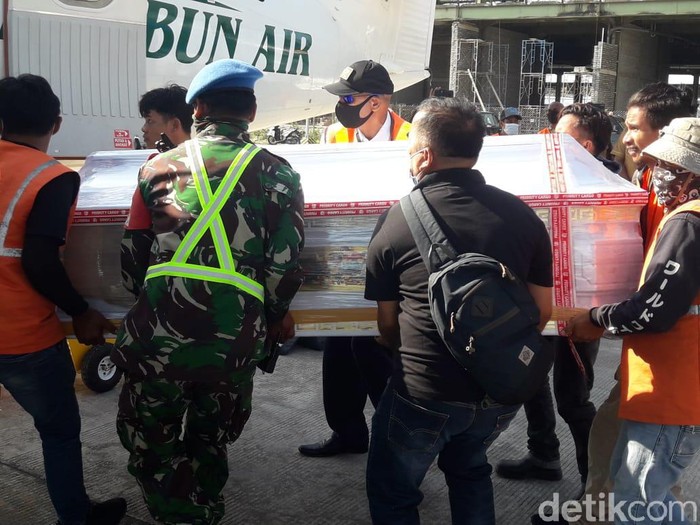 Jenazah Bupati Nduga Yairus Gwijangge tiba di Bandara Mozes Kilangin Timika langsung diterbangkan ke Nduga (Saiman/detikcom)