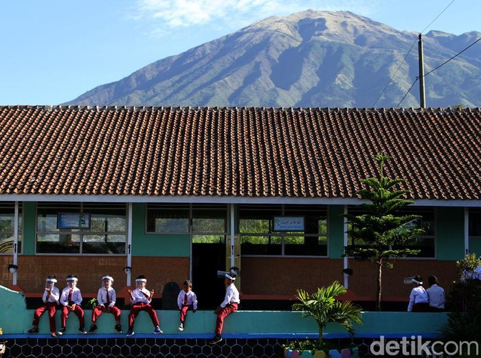 Keceriaan Anak-anak di Lereng Gunung Merapi Bermain dan Bersekolah Status Gunung Merapi yang kini siaga tak kaburkan keceriaan dan semangat anak-anak di lereng Gunung Merapi. Seperti apa aktivitas anak-anak di sana? Yuk, lihat.