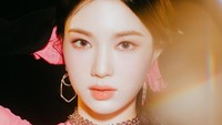 Vokalis STAYC yang kedua bernama Isa (dibaca Aisa) yang punya nama asli Lee Chae Young. Kelahiran 23 Januari 2002 ini sudah jadi trainee selama dua tahun lebih. Isa adalah ibu dalam grup STAYC. (Foto: dok. High Up Entertainment)  