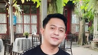 Slurrrp! Segelas minuman dingin tengah dinikmati Kiki. Pelantun lagu Bintangku ini terbilang foodies yang hobi banget makan di kafe. Foto: instagram kiki_the_potters