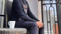 Ketika menghabiskan waktu liburan di Jogja, Kiki sudah duduk santai pagi-pagi. Di balkon hotel, Kiki menikmati minuman hangat. Foto: instagram kiki_the_potters