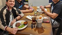 Makan steak bersama mantan Gubernur Lampung, ternyata Kiki punya banyak teman dari berbagai kalangan. Foto: instagram kiki_the_potters