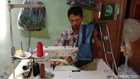 Kini dia berjalan menggunakan alat bantu kursi roda dan dua kruk. Sewaktu muda dia mengaku bekerja sebagai tukang jahit milik kakaknya. Dia bekerja membuat tas membantu kakaknya selama 12 tahun. Setelah itu, akhirnya pada tahun 2015 lalu memilih untuk membuka usaha sendiri membuat tas di rumahnya Desa Kesambi RT 2 RW 1, Kecamatan Mejobo. Awalnya hanya memiliki satu mesin jahit saja. Namun secara bertahap sekarang sudah memiliki dua mesin jahit dan dua karyawan. 