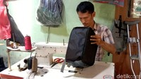 Saad mengatakan prosesnya lama untuk bisa terampil membuat tas. Apalagi kondisi kedua kakinya yang tidak bisa bergerak. Namun lamban laun akhirnya dia mengaku sudah terbiasa dan usaha membuat tas sampai sekarang.  Sebelum pandemi, kata dia permintaan tas ramai. Tas yang dia jual mulai tas sekolah, tas gunung, hingga tas souvernir. Namun setelah masa pandemi terdampak, pendapatan mengalami penurunan hingga 50 persen.