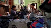 Namun setelah adanya kebijakan new normal oleh pemerintah, Saad mengaku usahanya mulai merangkak naik lagi. Pesanan pun datang dari berbagai instansi swasta dan sejumlah daerah. Tas yang dia jual harganya bermacam. Seperti tas sekolah dijual Rp 30 ribu sampai Rp 70 ribu. Sedangkan untuk tas gunung mulai Rp 80 ribu sampai Rp 100 ribu.