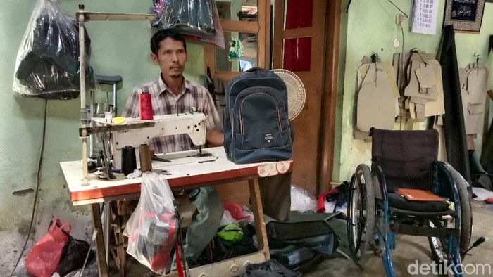 Kisah Penyandang Disabilitas Perajin Tas Bertahan di Tengah Pandemi Keterbatasan fisik tak halangi pria di Kudus ini untuk kumpulkan rezeki di masa pandemi COVID-19. Dengan kemampuannya, ia jalankan usaha kerajinan membuat tas.