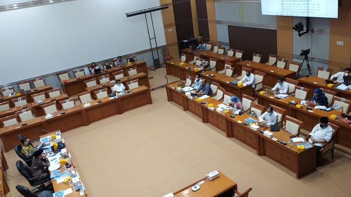 Rapat kerja Komisi VIII DPR dengan Kemendagri dan KemenPAN-RB soal RUU Penanggulangan Bencana, di gedung DPR, Jakarta, Senin (16/11/2020).