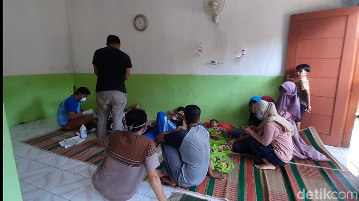 Korban keracunan massal di Tasikmalaya mendapat perawatan dari petugas medis.