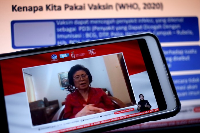 KPC PEN Prof. Dr. dr. Cissy Kartasasmita, Sp.A (K), M.Sc memberikan pemaparan mengenai keamanan vaksin dan menjawab mitos dengan fakta dalam dialog produktif di Jakarta, Senin, 16 November 2020.