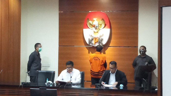 KPK umumkan anggota DPRD Jawa Barat Abdul Rozak Muslim tersangka, Senin (16/11/2020).
