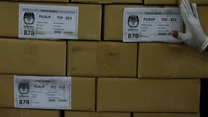 LOGISTIK PILKADA MEDAN Petugas mengangkat kotak berisi surat suara Pilkada Medan setibanya di gudang logistik KPU Medan, Sumatera Utara, Minggu (15/11/2020) malam. Sebanyak 1.645.175 surat suara Pilkada Medan telah dicetak yang kemudian akan dilakukan proses pelipatan. ANTARA FOTO/Irsan Mulyadi/Lmo/hp.