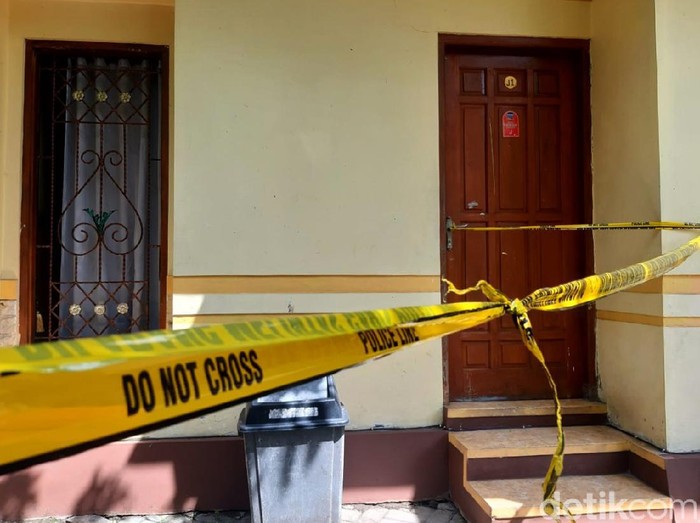 Penemuan mayat gadis remaja di kamar hotel yang berada di Semarang menggegerkan publik. Lokasi penemuan mayat itu pun tampak digaris polisi. Berikut potretnya.