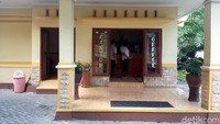 Diketahui, penemuan mayat gadis ABG ini berawal saat petugas hotel memeriksa parkir kendaraan tamu hotel, pada Sabtu (14/11). Dari pengecekan pemeriksaan itu, petugas mendapati jumlah motor yang berkurang satu.