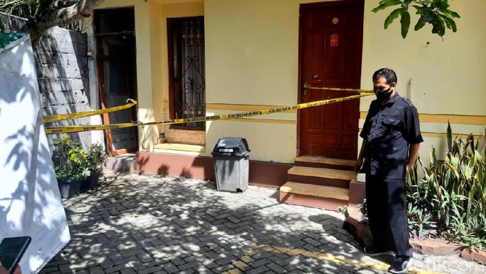Penemuan mayat gadis remaja di kamar hotel yang berada di Semarang menggegerkan publik. Lokasi penemuan mayat itu pun tampak digaris polisi. Berikut potretnya.