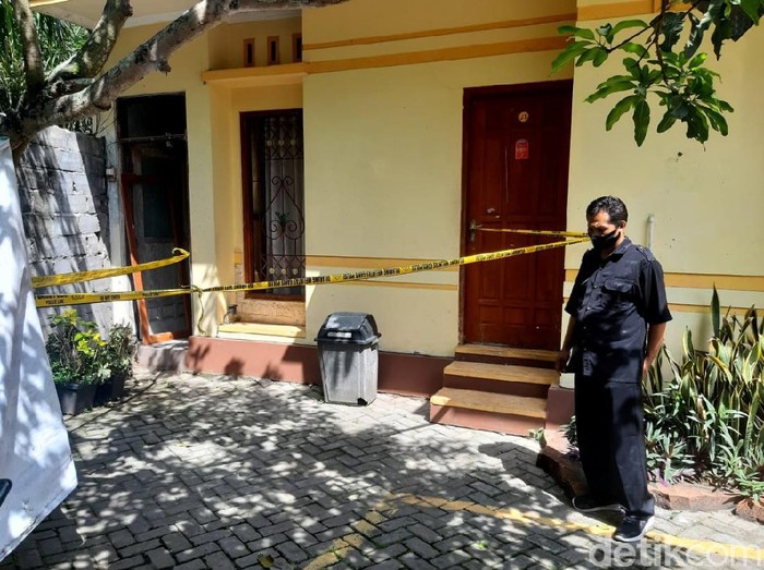 Penemuan mayat gadis remaja di kamar hotel yang berada di Semarang menggegerkan publik. Lokasi penemuan mayat itu pun tampak digaris polisi. Berikut potretnya.