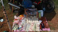 Ada warung dadakan yang menjual makanan ringan yang ada di pinggir Embung Gedebage tersebut. Ada juga yang menyediakan aneka perlengkapan memancing. (Wisma Putra/detikcom)