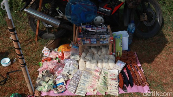 Ada warung dadakan yang menjual makanan ringan yang ada di pinggir Embung Gedebage tersebut. Ada juga yang menyediakan aneka perlengkapan memancing. (Wisma Putra/detikcom) Ada warung dadakan yang menjual makanan ringan yang ada di pinggir Embung Gedebage tersebut. Ada juga yang menyediakan aneka perlengkapan memancing. (Wisma Putra/detikcom)