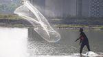 Foto: Saat Masjid Jadi Tempat Mancing Ikan