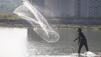 Tak hanya menggunakan alat pancing, tak sedikit warga yang mencari ikan di Embung Gedebage dengan menggunakan jala atau jaring yang ditebar atau dilempar dari pinggir atau naik di atas rakit. (Wisma Putra/detikcom)