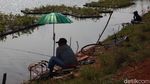 Foto: Saat Masjid Jadi Tempat Mancing Ikan