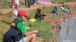 Foto: Saat Masjid Jadi Tempat Mancing Ikan