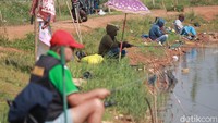 Saat detikTravel mengunjungi kawasan tersebut, ada sekitar 10 orang warga yang sengaja datang ke Masjid Apung Al-Jabbar untuk memancing ikan. Di akhir pekan, jumlah pemancing bisa lebih banyak lagi. (Wisma Putra/detikcom)