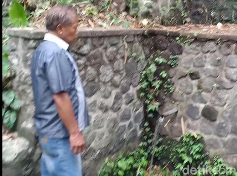 Pada 1995, tanah Mbah Sri di Magetan digunakan PDAM. Kala itu ia hanya mendapat kompensasi Rp 360 ribu dari Rp 10 juta yang diminta.