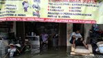 Potret Kehidupan Warga Pesisir Jakarta Saat Rob Melanda