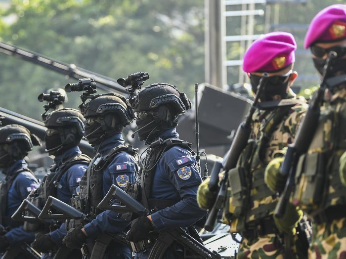 Korps Marinir TNI AL memperingati HUT ke-75. Upacara peringatan itu pun digelar dengan terapkan protokol kesehatan karena digelar di tengah pandemi COVID-19.