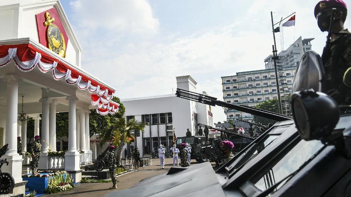 Melihat Upacara Peringatan HUT Ke-75 Korps Marinir di Tengah Pandemi Korps Marinir TNI AL memperingati HUT ke-75. Upacara peringatan itu pun digelar dengan terapkan protokol kesehatan karena digelar di tengah pandemi COVID-19.