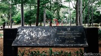 Taman Tebet atau kerap disebut Taman Honda dibangun pada tahun 1960 dan sempat terbengkalai pada tahun 1970. Pernah pula menjadi pemukiman liar sampai tahun 2006. Pada 2010, taman direvitalisasi dengan penanaman 1.180 pohon.