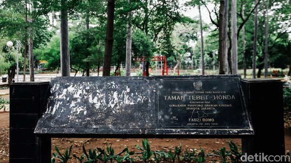 Taman Tebet atau kerap disebut Taman Honda dibangun pada tahun 1960 dan sempat terbengkalai pada tahun 1970. Pernah pula menjadi pemukiman liar sampai tahun 2006. Pada 2010, taman direvitalisasi dengan penanaman 1.180 pohon. Taman Tebet atau kerap disebut Taman Honda dibangun pada tahun 1960 dan sempat terbengkalai pada tahun 1970. Pernah pula menjadi pemukiman liar sampai tahun 2006. Pada 2010, taman direvitalisasi dengan penanaman 1.180 pohon.
