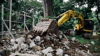 Kini Taman Tebet tengah direvitalisasi menjadi Eco Garden. Tampak alat berat berada di area pembangunan untuk membantu pekerja merevitalisasi taman tersebut.