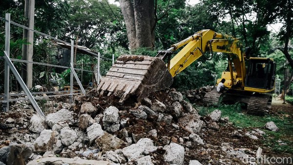 Kini Taman Tebet tengah direvitalisasi menjadi Eco Garden. Tampak alat berat berada di area pembangunan untuk membantu pekerja merevitalisasi taman tersebut. Kini Taman Tebet tengah direvitalisasi menjadi Eco Garden. Tampak alat berat berada di area pembangunan untuk membantu pekerja merevitalisasi taman tersebut.