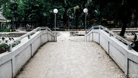 Sungai di sepanjang taman pun akan dinaturalisasi dengan pelebaran dan perubahan profil tanggul, tujuannya untuk bisa menjadi kolam retensi saat hujan. Pohon-pohon yang tidak sehat akan diganti, naturalisasi akan menyesuaikan kondisi vegetasi yang ada.