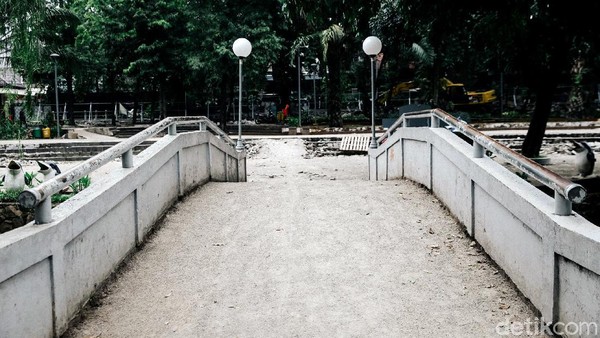 Sungai di sepanjang taman pun akan dinaturalisasi dengan pelebaran dan perubahan profil tanggul, tujuannya untuk bisa menjadi kolam retensi saat hujan. Pohon-pohon yang tidak sehat akan diganti, naturalisasi akan menyesuaikan kondisi vegetasi yang ada. Sungai di sepanjang taman pun akan dinaturalisasi dengan pelebaran dan perubahan profil tanggul, tujuannya untuk bisa menjadi kolam retensi saat hujan. Pohon-pohon yang tidak sehat akan diganti, naturalisasi akan menyesuaikan kondisi vegetasi yang ada.