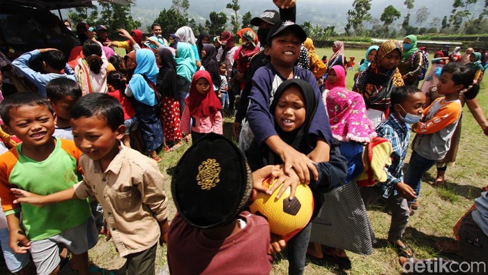 Menjaga Keceriaan Anakanak di Lereng Gunung Merapi