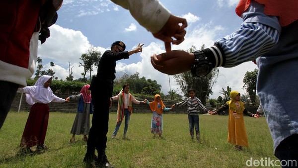 Menjaga Keceriaan Anak-anak di Lereng Gunung Merapi