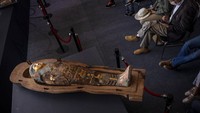 Pejabat setempat juga mengatakan adanya penemuan 40 patung berlapis emas di selatan Kairo.  