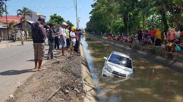 Mobil Pejabat Pemprov Sulbar Terjun ke Saluran Irigasi