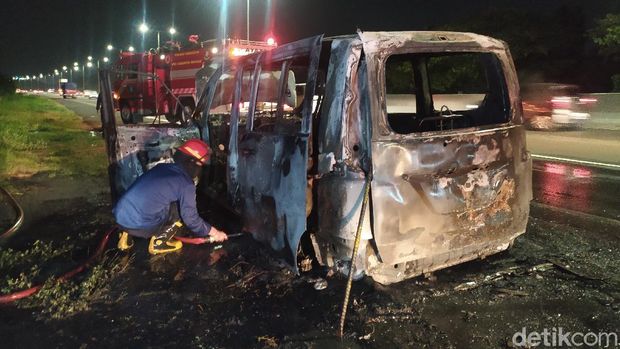 mobil terbakar di tol sidoarjo