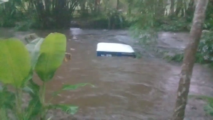 Dua mobil offroad terseret arus Sungai Asem yang tiba-tiba meluap. Derasnya arus membuat dua mobil tersebut terseret hingga satu kilometer.