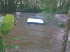 2 Mobil Offroad di Lumajang Terseret Arus Sungai yang Tiba-tiba Meluap